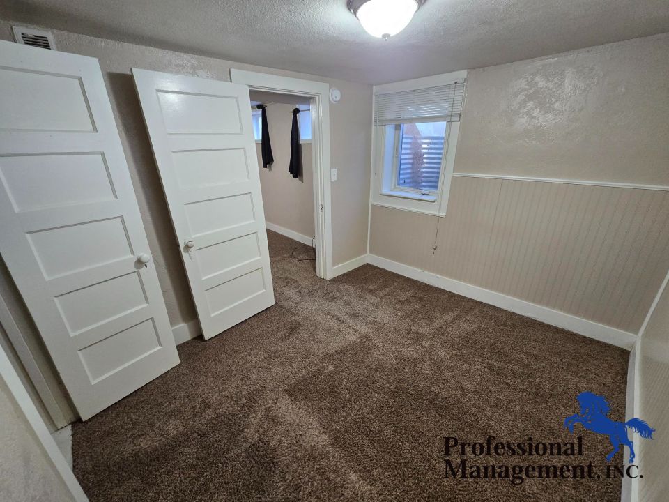 Bedroom w/ Egress Window