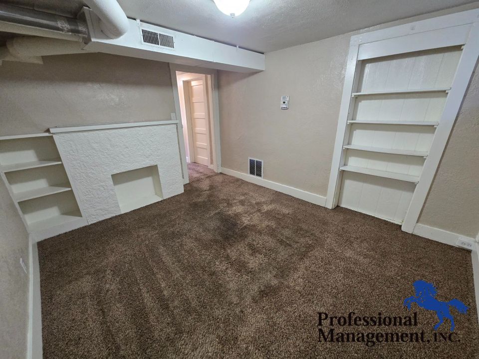 Livingroom Room w/ Built Ins