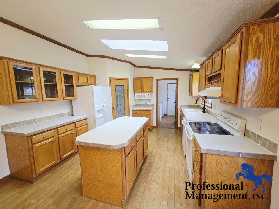 Kitchen w/ Walk-in Pantry