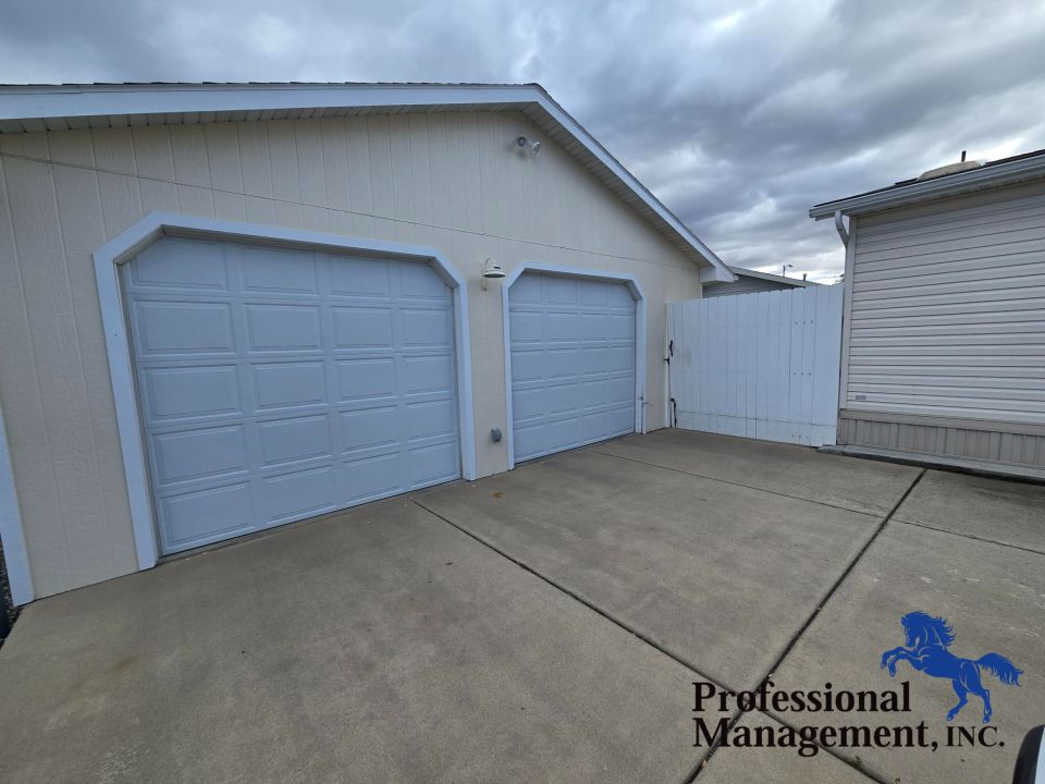 Double Car Garage w/Heater
