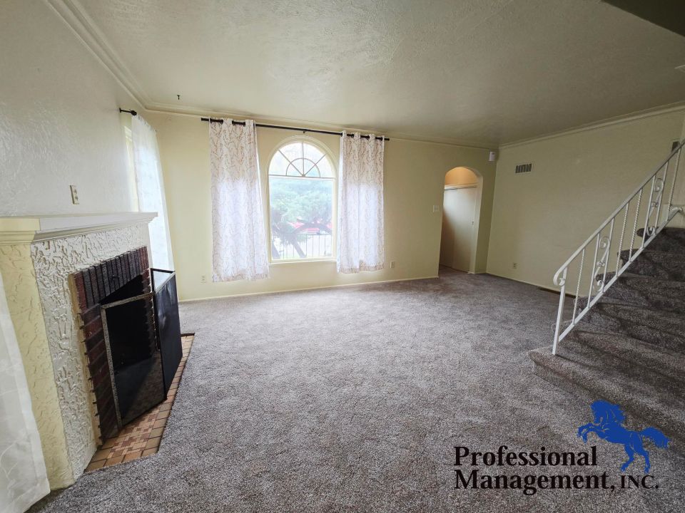 Livingroom with Decorative Fireplace